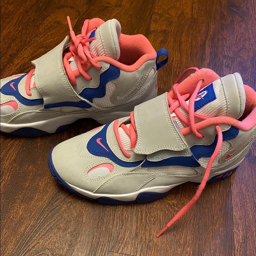 NIKE ATHLETIC SHOES